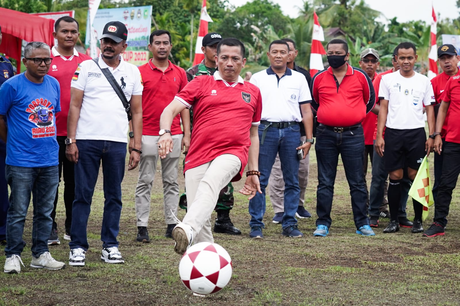 HM Adil Buka Secara Resmi, Turnamen Sepak Bola Bupati Cup di Stadion Purnama Meranti
