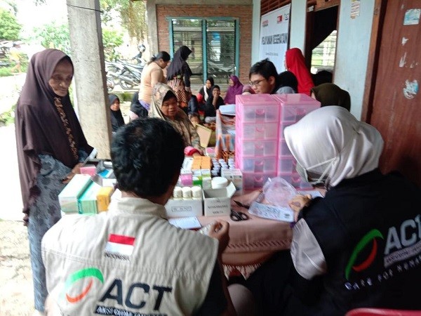 Warga Rohul Padati Pelayanan Kesehatan Tim Medis ACT Riau