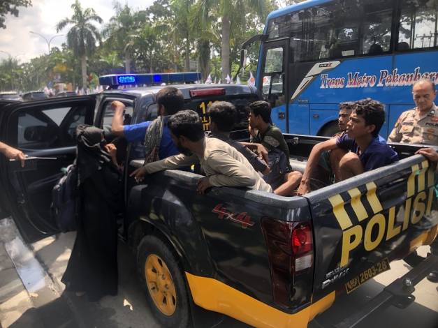 Pengungsi Rohingya yang Terlantar di Pinggir Jalan Pekanbaru Diangkut Polisi ke Kantor Imigrasi