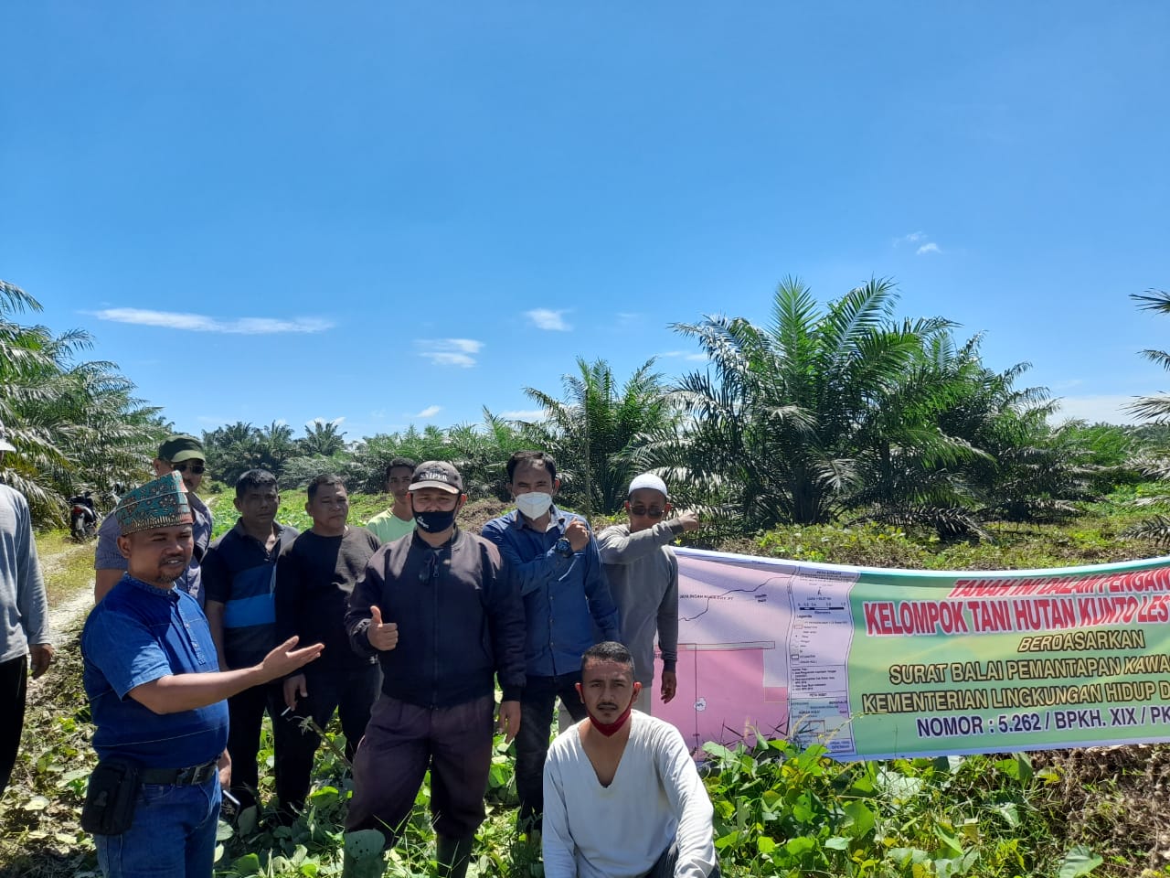 Kelompok Tani Hutan Kunto Lestari Bertuah pasang spanduk di lokasi yang di kuasai PTPN V Sei Intan.
