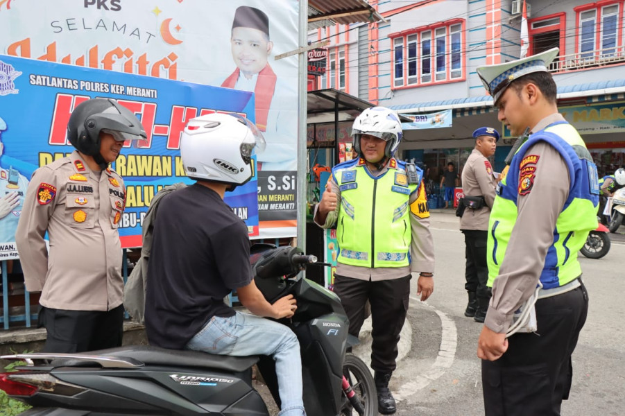 Kapolres Meranti AKBP Andi Yul Pantau Langsung Arus Lalin dan Edukasi Pengguna Jalan