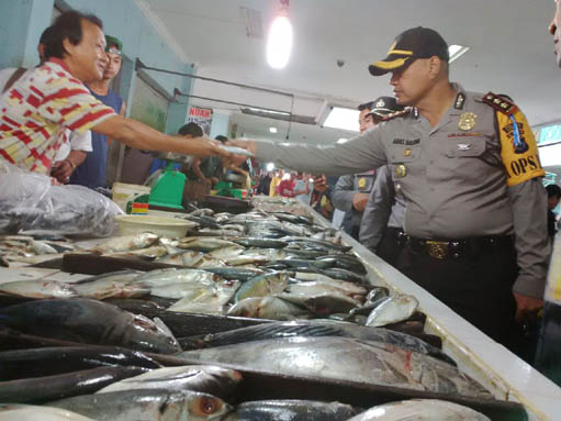 Sidak Pasar Tradisional, Kapolres Bengkalis Temukan Ikan Busuk Dijual