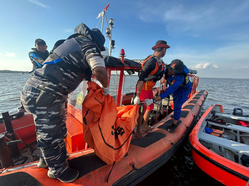 Unit SAR Gabungan Meranti Berhasil Temukan 1 Orang ABK Kapal KM M1 di Perairan Selatpanjang