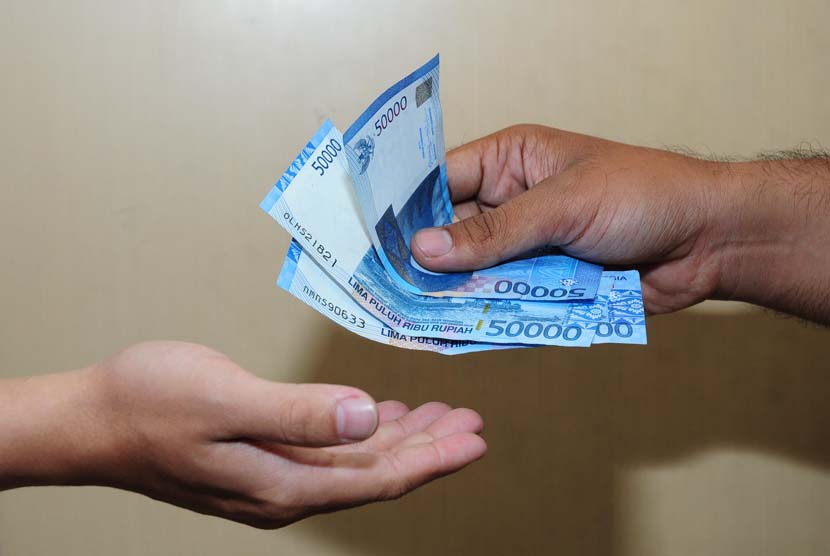 Melunaskan Utang Seseorang untuk Dijadikan Zakat, Bolehkah?
