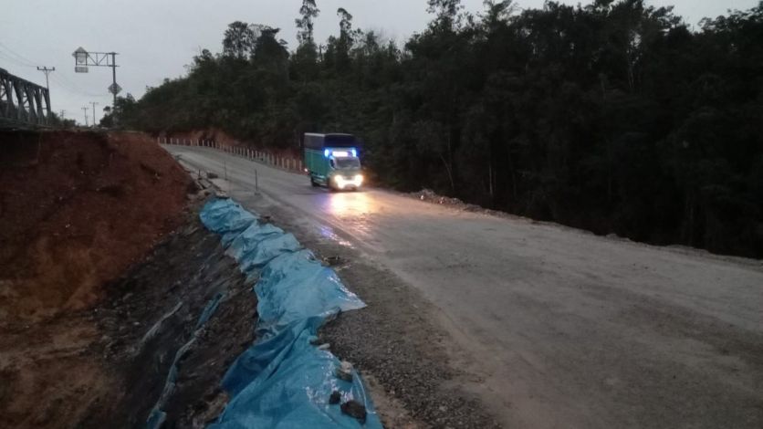 Perbaikan Jalan Lintas Riau-Sumbar di KM 106 Kampar Tinggal Pengaspalan