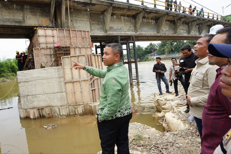 Tinjau Jembatan Sungai Rokan, Gubri Wahid Targetkan Fungsional Dalam Waktu Dekat
