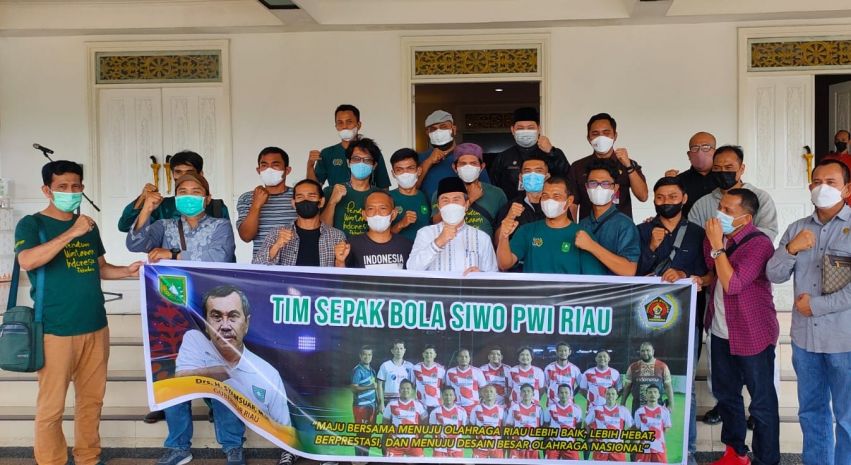 Gubri Syamsuar Lepas Pemain SIWO PWI Riau ke Solo