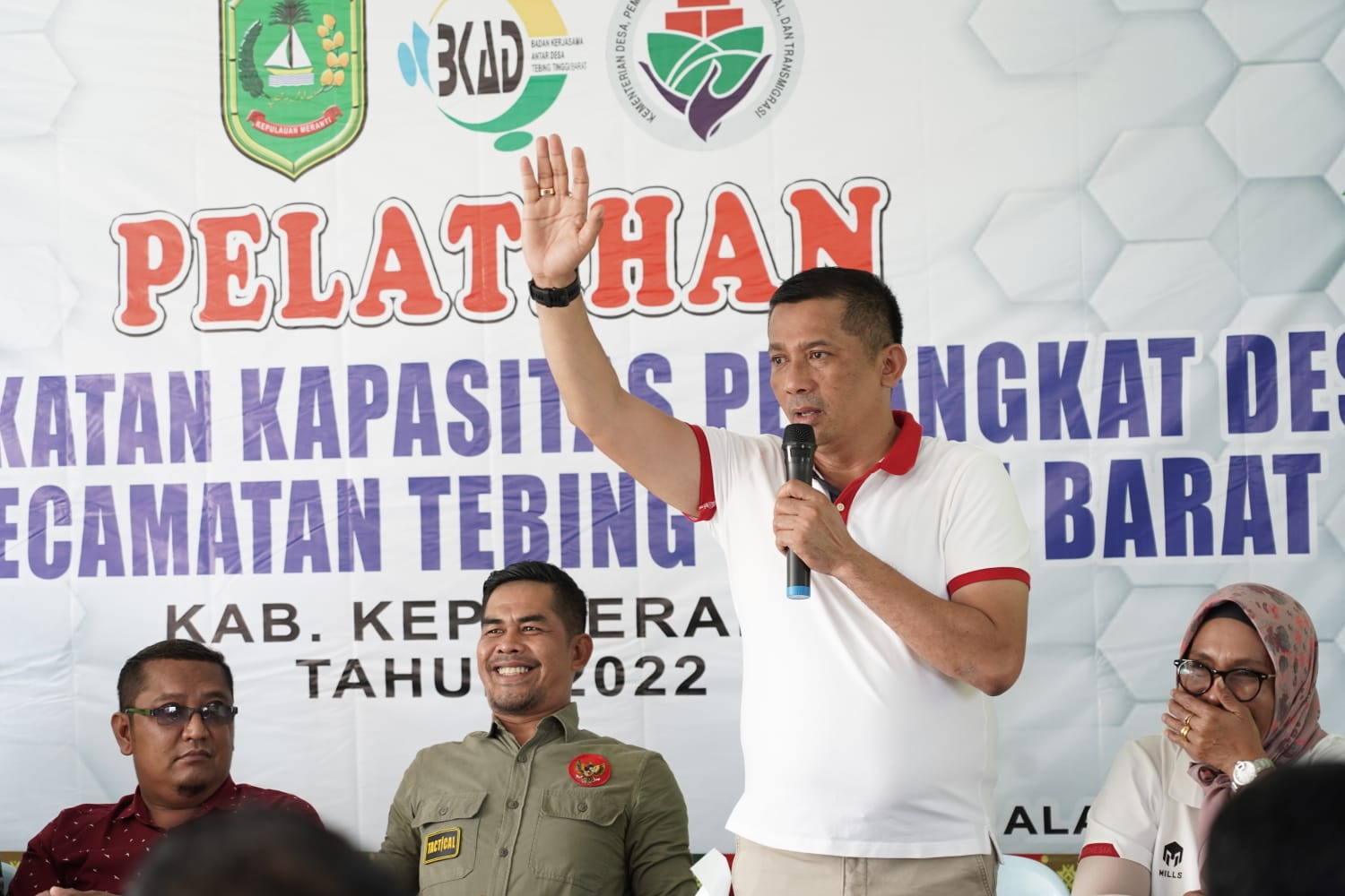 Bupati HM Adil Lakukan Penijauan dan Serahkan Bantuan Sembako Ke Tebingtinggi Barat.