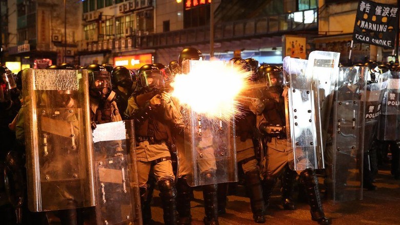 Bentrok dengan Demonstran, Polisi Hong Kong Tembakkan Gas Air Mata