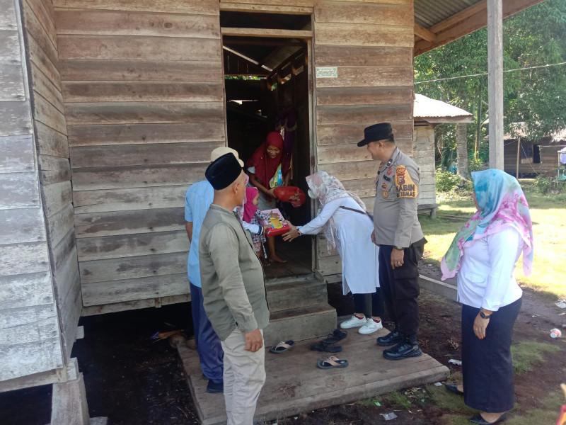 Kamis Barokah, Polsek Merbau Ulurkan Bantuan kepada Dua Balita Stunting di Mekarsari