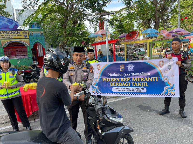 Personel Satlantas Polres Meranti Bagikan Puluhan Bungkus Takjil