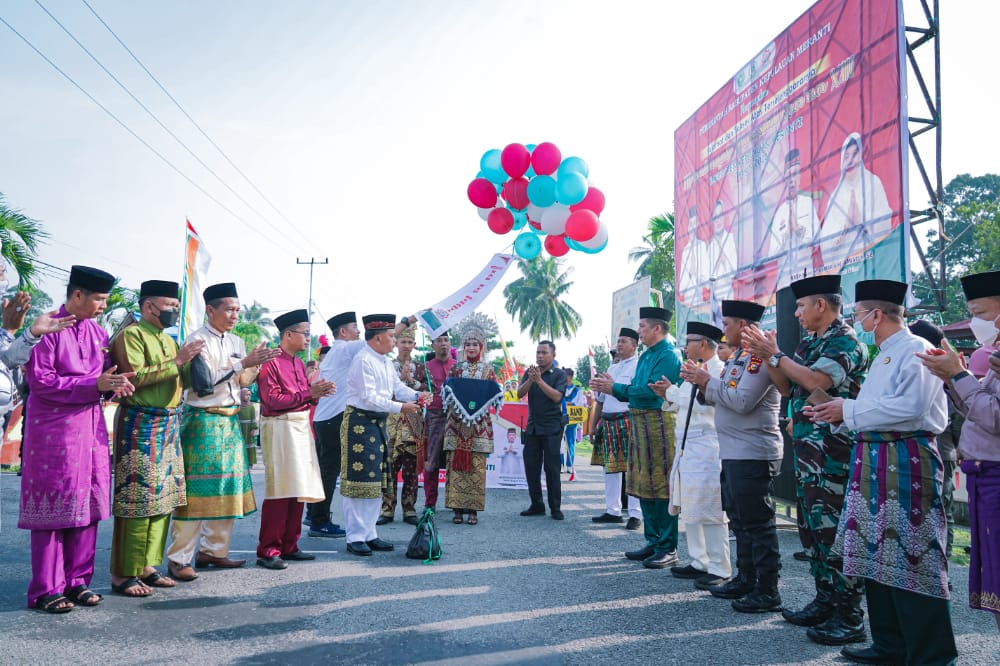 Bupati Meranti HM Adil  Langsung  Lakukan Pelepasan Peserta Pawai Ta'aruf MTQ Ke-XIII Tahun 2022.