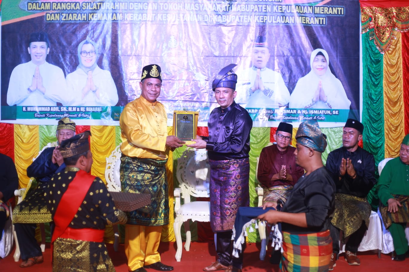 Bupati Adil Terima Keris Kebesaran dari Sultan Siak XIII