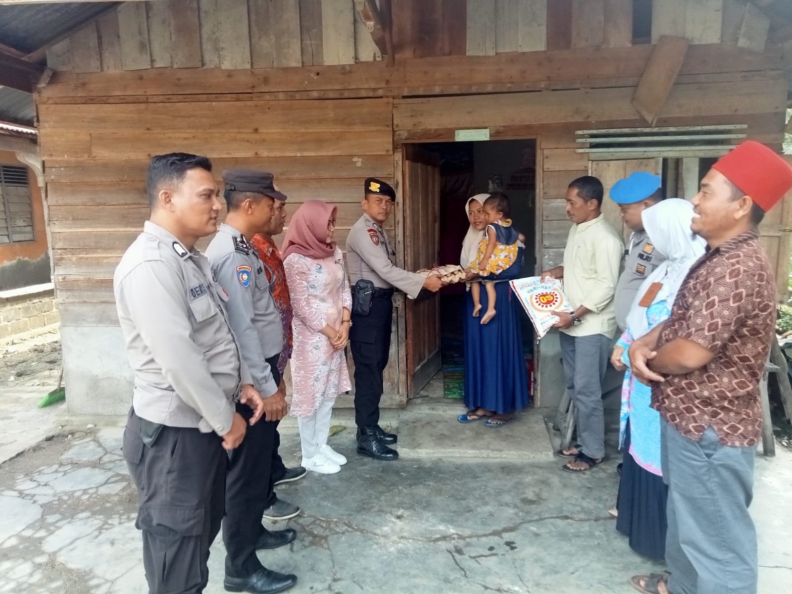 Dua Anak Stunting Dapat Bantuan Dari Polsek Merbau Melalui Program Sobat