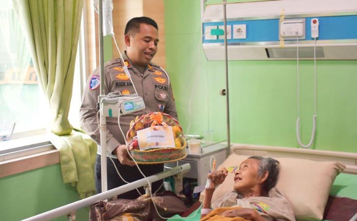Jenguk Nenek Zaimah, Kasat Lantas Pekanbaru Beri Bantuan dan Perhatian