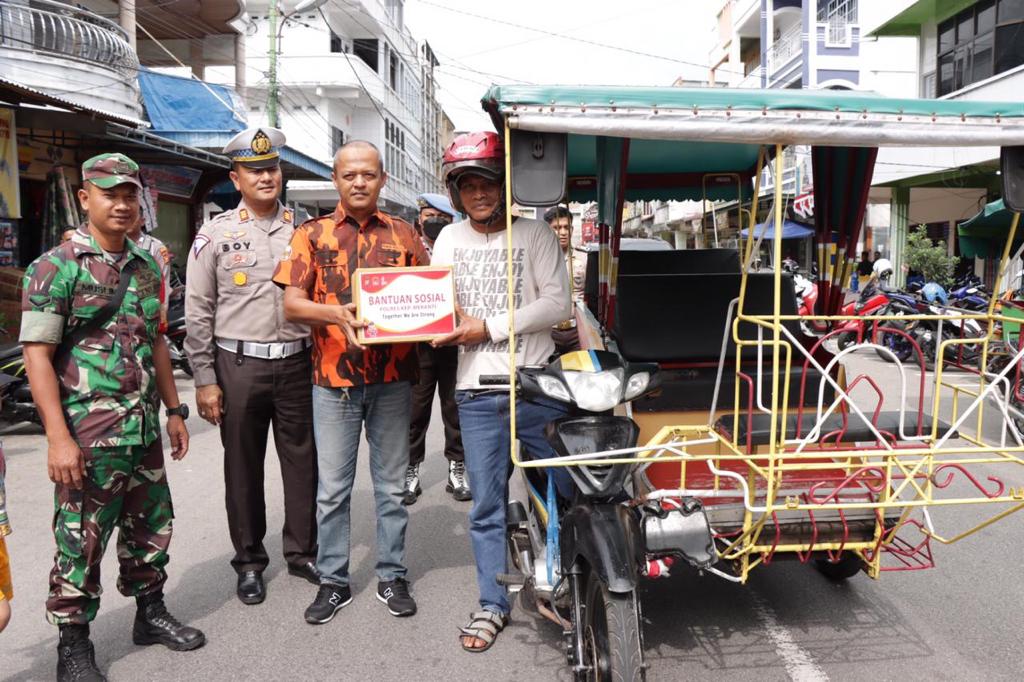 Bersama TNI dan Pemuda Pancasila, Polres Meranti Lakukan Pembagian Bansos Sembako