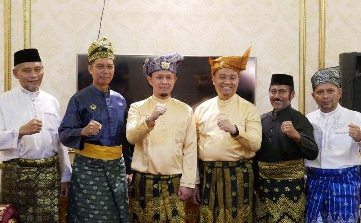 LAM Riau Beri Petuah Pada Pasangan Agung Nugroho - Markarius Anwar