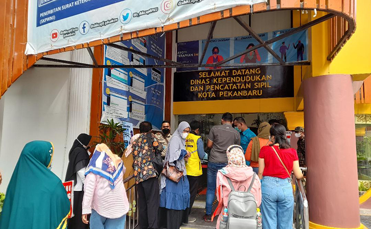 Warga Ramai Mengantre, Disdukcapil Diminta Sosialisasi Pelayanan Online