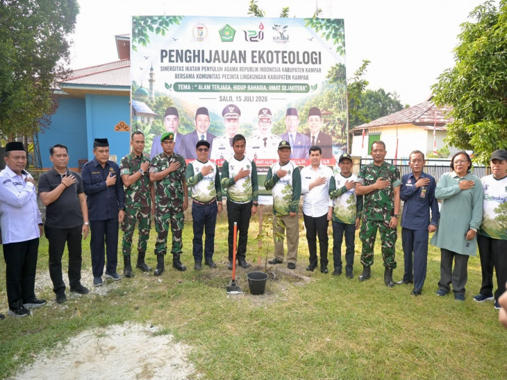 Sinergi Pemkab dan Kemenag Kampar, Bupati Ahmad Yuzar Tanam Bibit Durian dalam Gerakan Penghijauan Ekoteologi