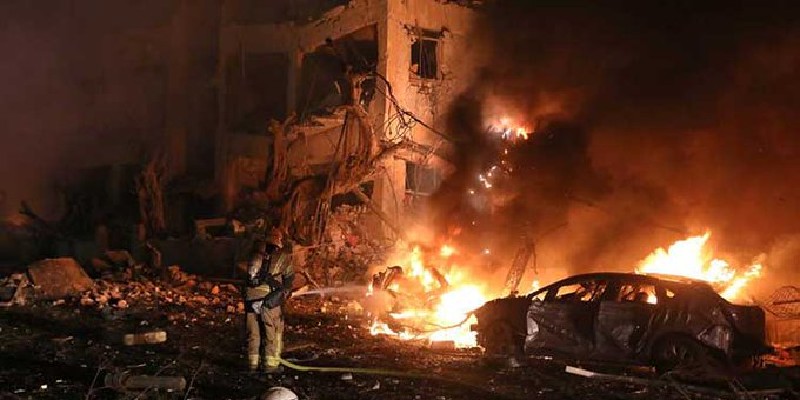 Balas Serangan Israel, Iran Bombardir Kilang Minyak Haifa