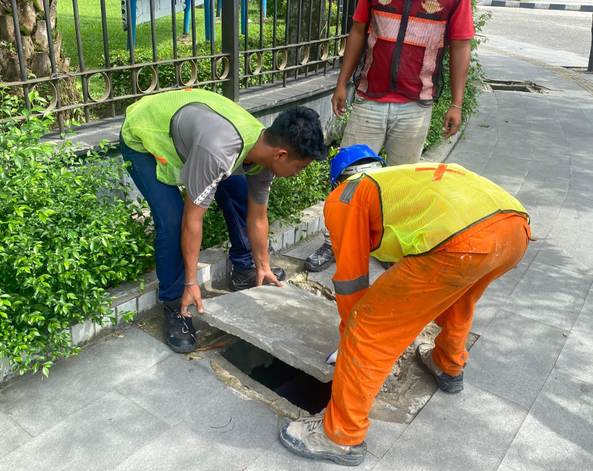 Dishub Pekanbaru Ganti 18 Penutup Bak Kontrol Hilang dengan Coran Batu