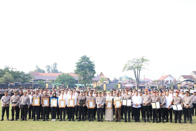 Kapolda Riau Beri 161 Penghargaan, dari Kasus Heroin hingga Penyelamatan Mahasiswi UIN