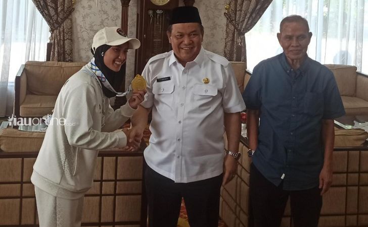 Bawa Pulang Medali Emas SEA Games, Atlet Panjat Tebing Riau Puja Lestari Disambut Plt Gubri