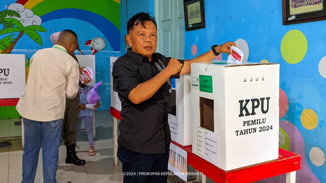 Plt Bupati Asmar Tunaikan Hak Pilihnya Di TPS 12 Selatpanjang Kota