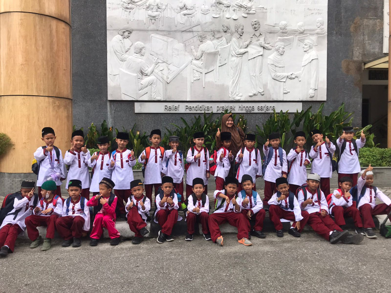 Outing Class, Siswa SD IT Al-Hikmah Siak Hulu Kabupaten Kampar Belajar ke Pustaka Wilayah Riau
