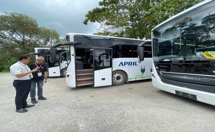 Komitmen Kurangi Emisi Karbon, RAPP Tambah 8 Bus Listrik dari PT VKTR