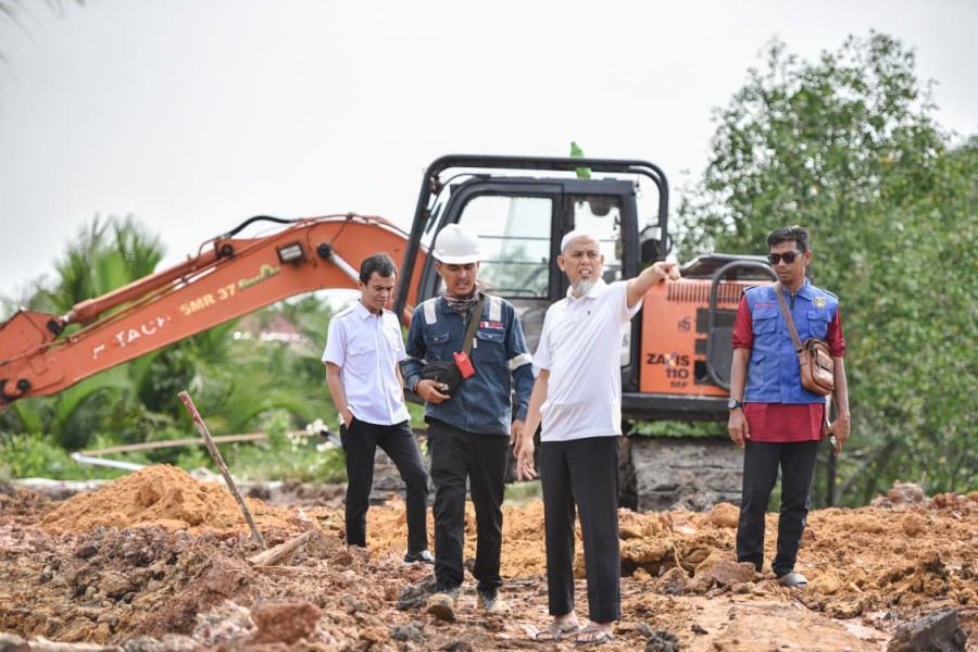 Tinjau Pengerjaan Program Banjir Segmen Satu, Wako Paisal: Tahun Depan Kita Komitmen Tuntaskan Banjir dari Sungai Dumai