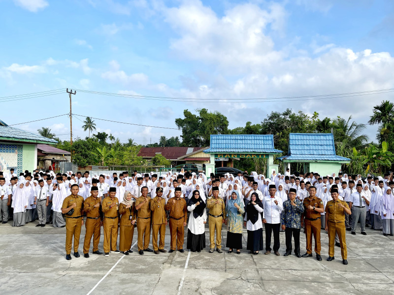 Plt Bupati Asmar Pimpin Upacara Bendera Di MAN 1 Selatpanjang