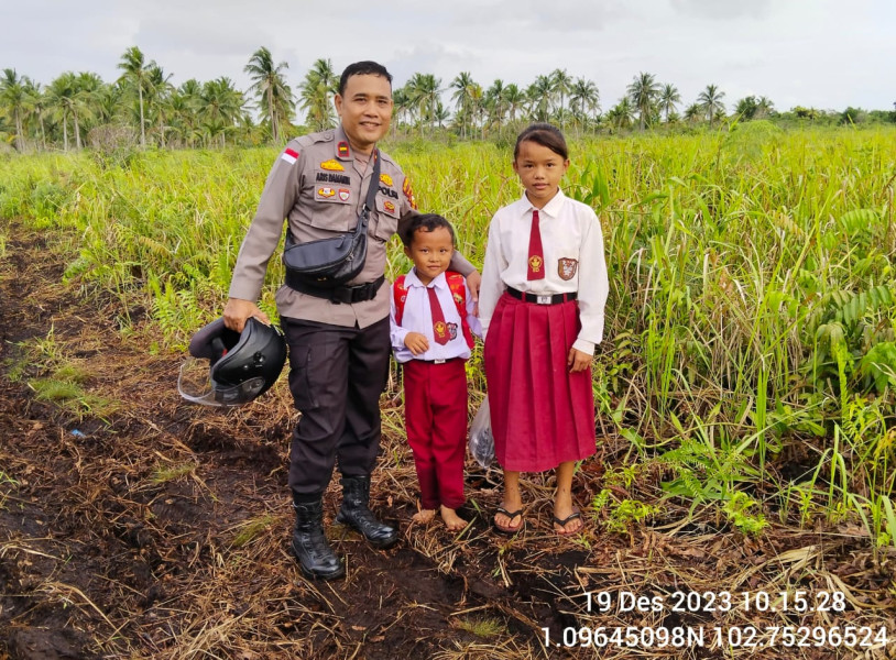 Personel Polsek Rangsang Bantu Antarkan Anak-anak Pulau Terluar Pergi ke Sekolah