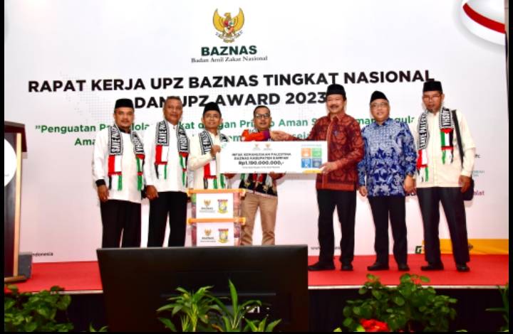 Pj Bupati Kampar Serahkan Infak Kemanusiaan untuk Palestina Rp1,19 Miliar