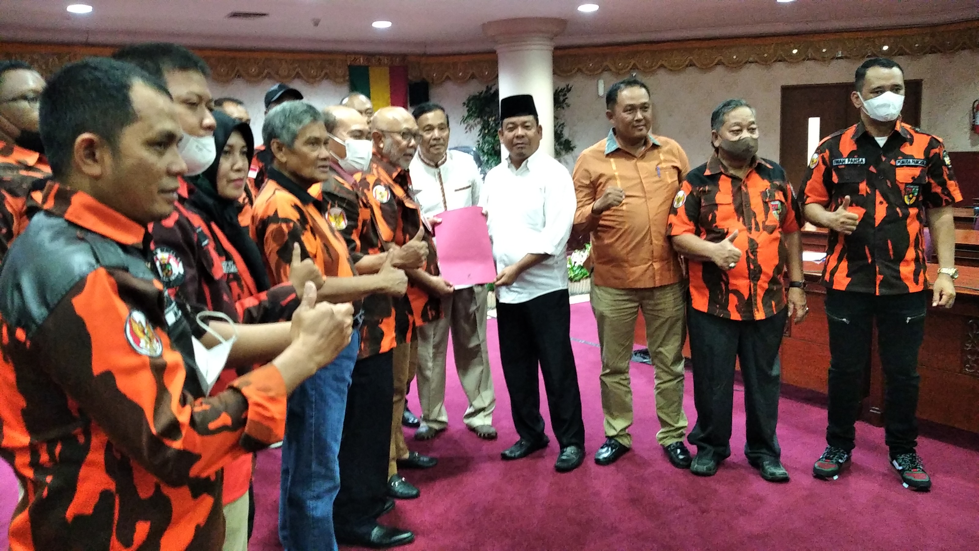 Massa aksi Pemuda Pancasila Disambut Hangat Oleh Pimpinan DPRD Riau
