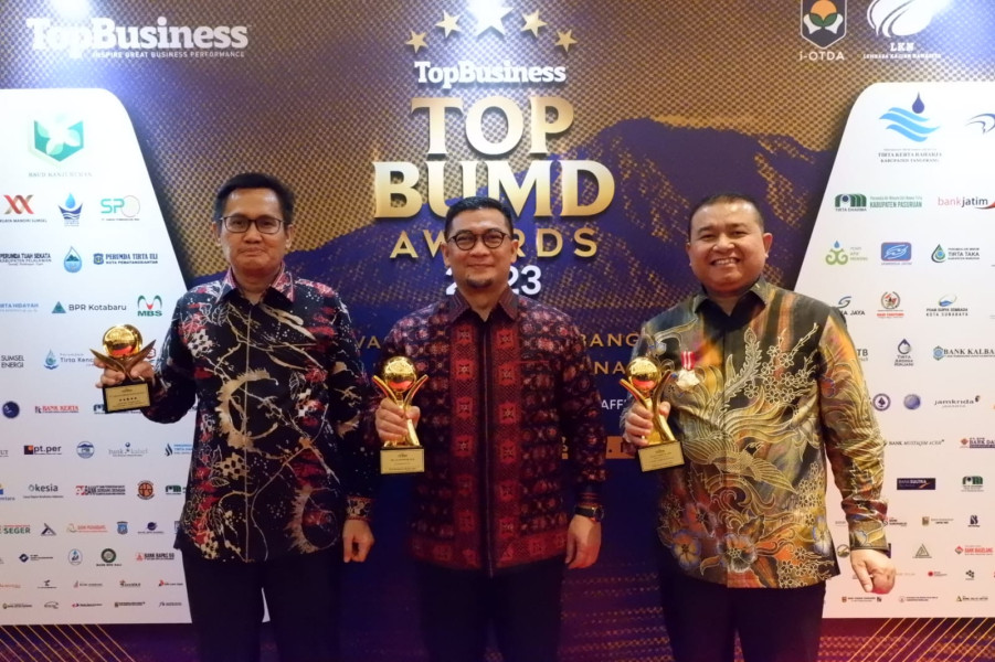 2023  PT SPR Bersama Gubernur Riau Kembali Raih TOP BUMD AWARDS Tahun 2023