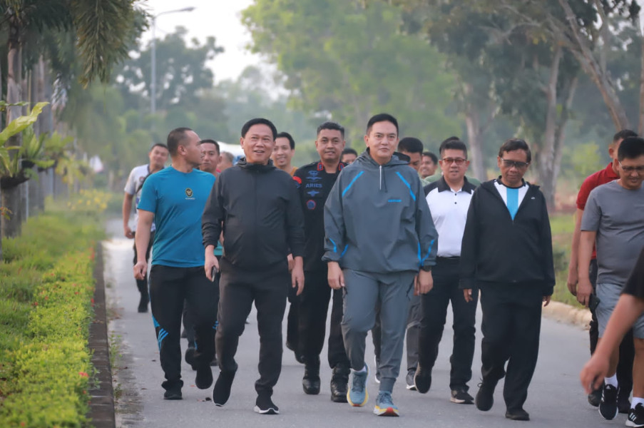 Kapolda Riau Melaksanakan Olahraga Pagi Bersama Menkopolhukam RI Beserta Rombongan