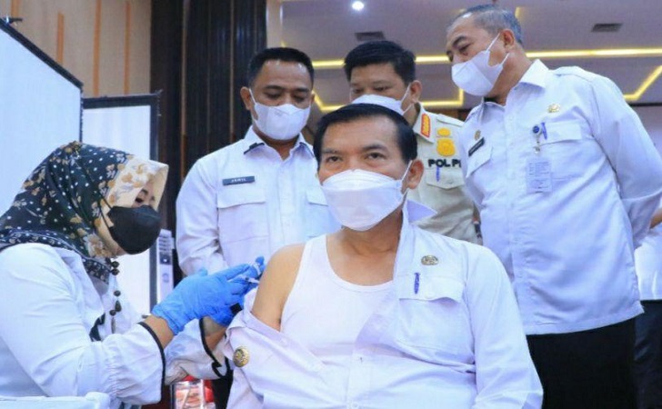 Firdaus Awali Vaksinasi Booster di Pekanbaru