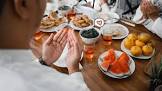 Makan dan Minum Sambil Berdiri, Bagaimana Hukumnya?