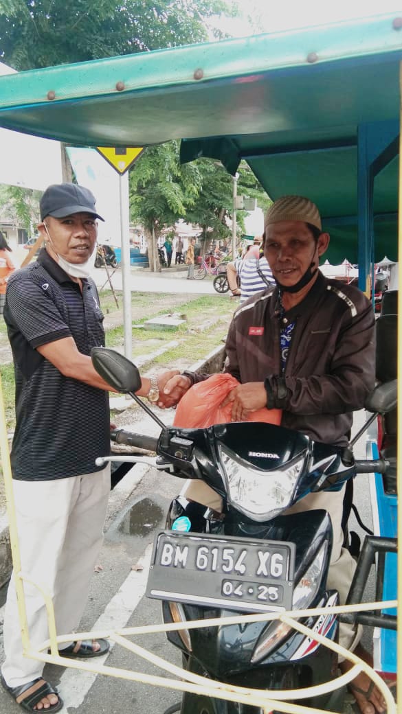 Kembali Berbagi Beras  dan Takjil kepada tukang Becak di Kota selatpanjang.