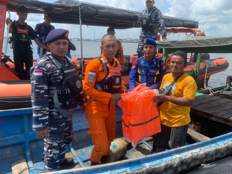 Bersama Posal dan Basarnas, Satpolairud Polres Meranti Himbau Keselamatan Berlayar sekaligus Bagikan