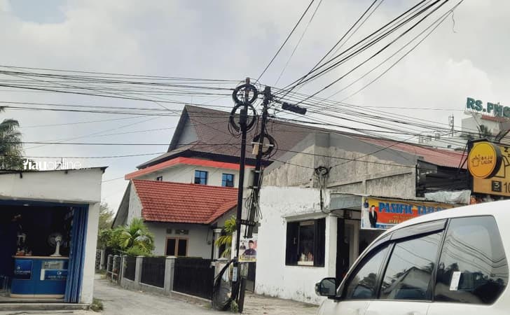 Tiang dan Kabel Fiber Optik Semrawut di Pekanbaru Bahayakan Pengendara