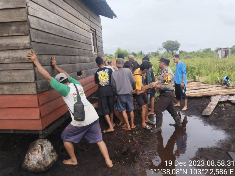 Polsek Rangsang Bantu Warga Terdampak Musibah Angin Puting Beliung