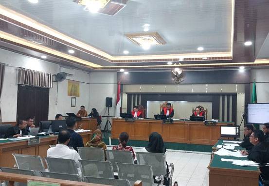 Bersaksi , Fitria Nengsih Setor Uang Miliaran dari BPKAD Meranti ke M Adil
