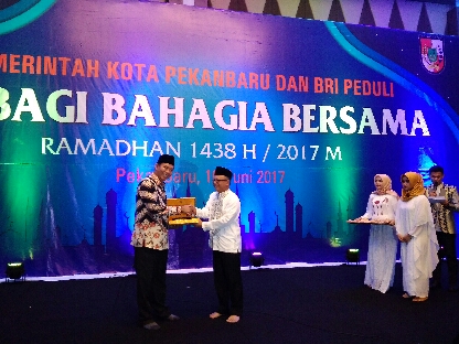 Hadiri Buka Bersama Bank BRI, Walikota Pekanbaru Beri Santunan 200 Anak Yatim