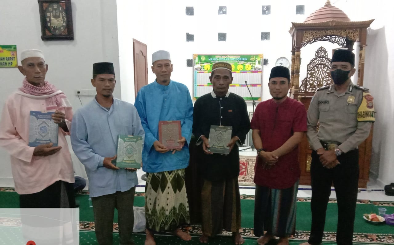 Giat Ramadan Berkah, Babinkamtibmas Desa Sendaur Bagikan Puluhan Alquran kepada Masjid
