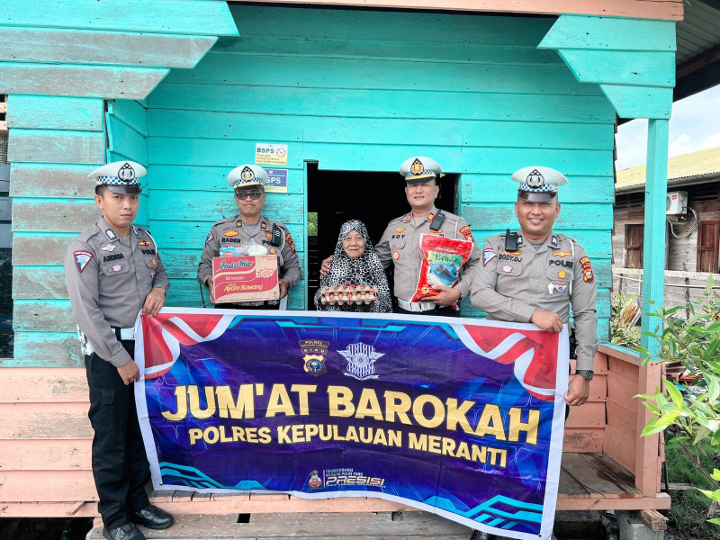 Nenek Juriah dapat Bantuan Sembako dari Satlantas Polres Meranti