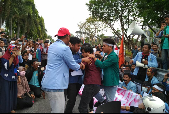 Aksi Solidaritas Di Mapolda Riau, Menolak Tindak Represifitas Aparat Kepolisian.