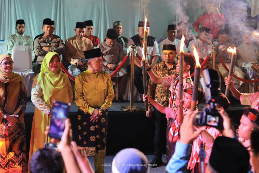 Masyarakat Kota Selatpanjang Tumpah Ruah Langsung di Lepas Plt Bupati H Asmar