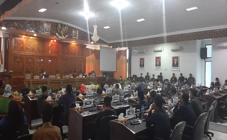 'Lagu Dangdut' Oknum Anggota Pemalas di Papurna DPRD Kuansing